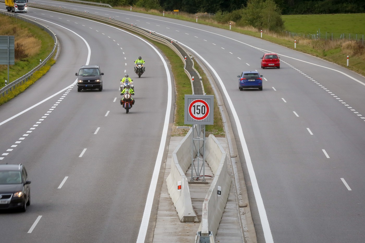 Zprávy dne: Rok rychlosti 150 km/h na D3, nehoda uzavřela D1