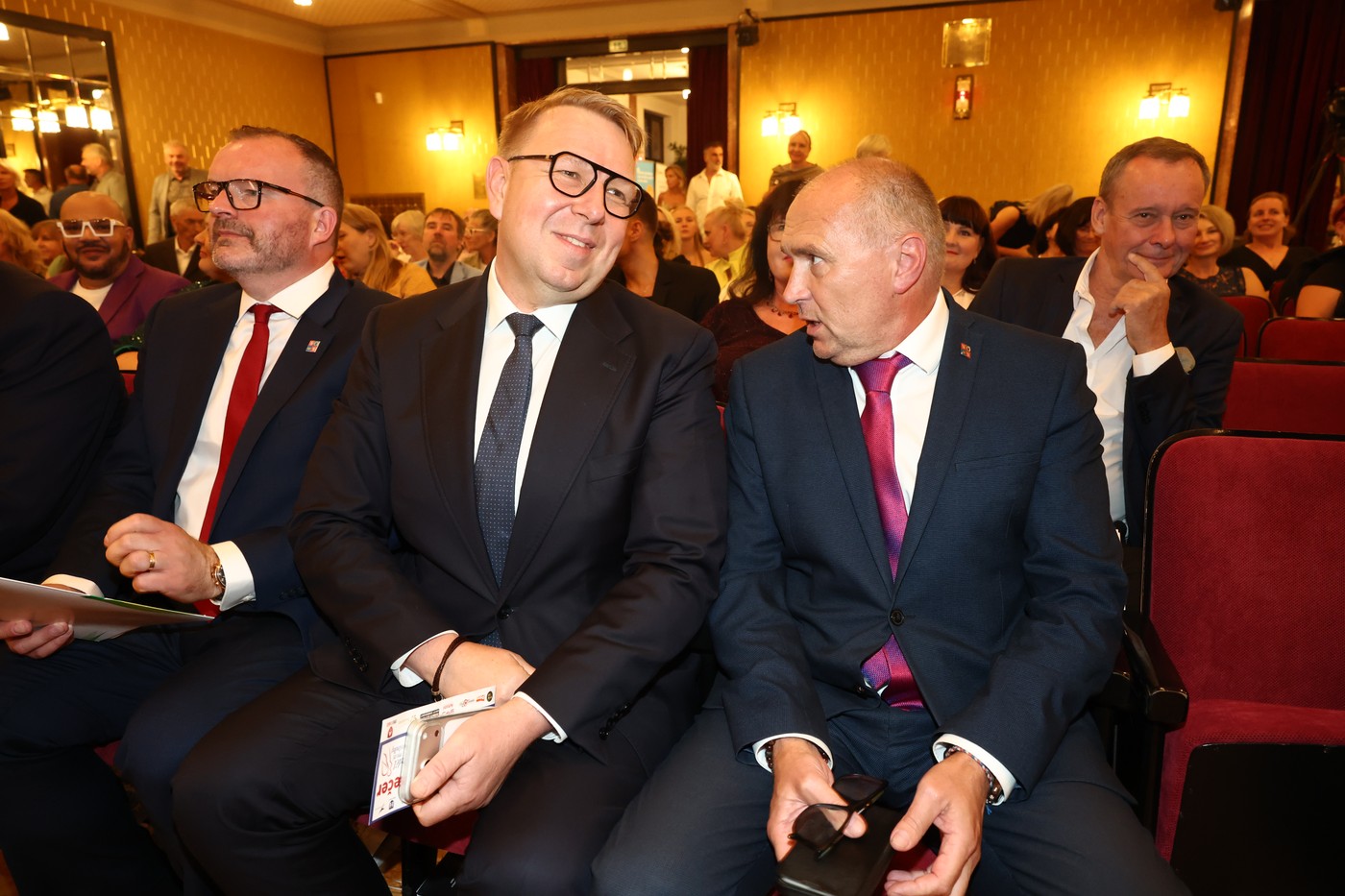 Důchodci mají dostat 2000 korun, Rusnok mluví o populistickém gestu