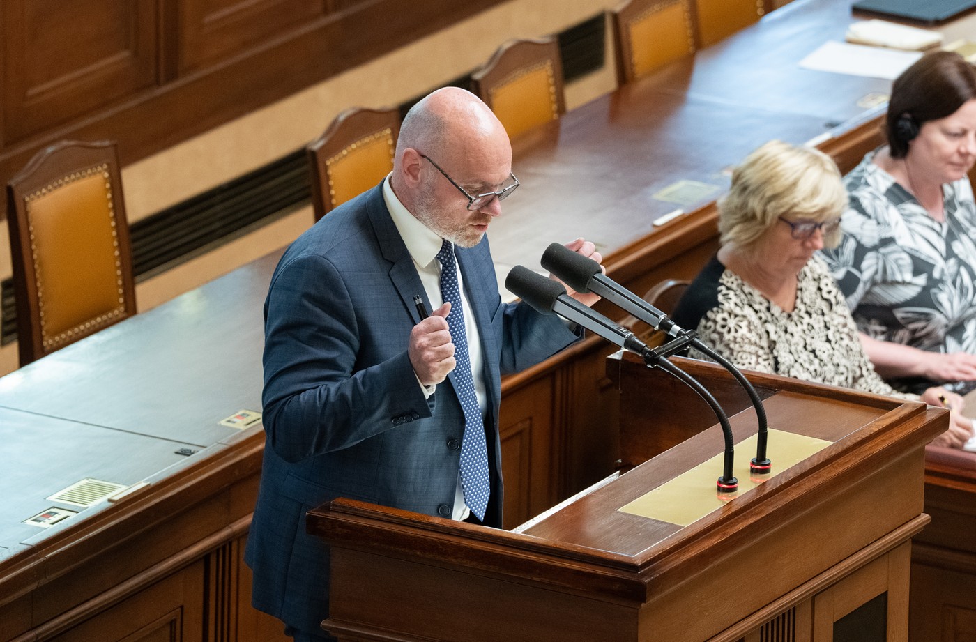 Zprávy dne: Vláda odložila novelu o asistentech pedagoga a potíže vlaků