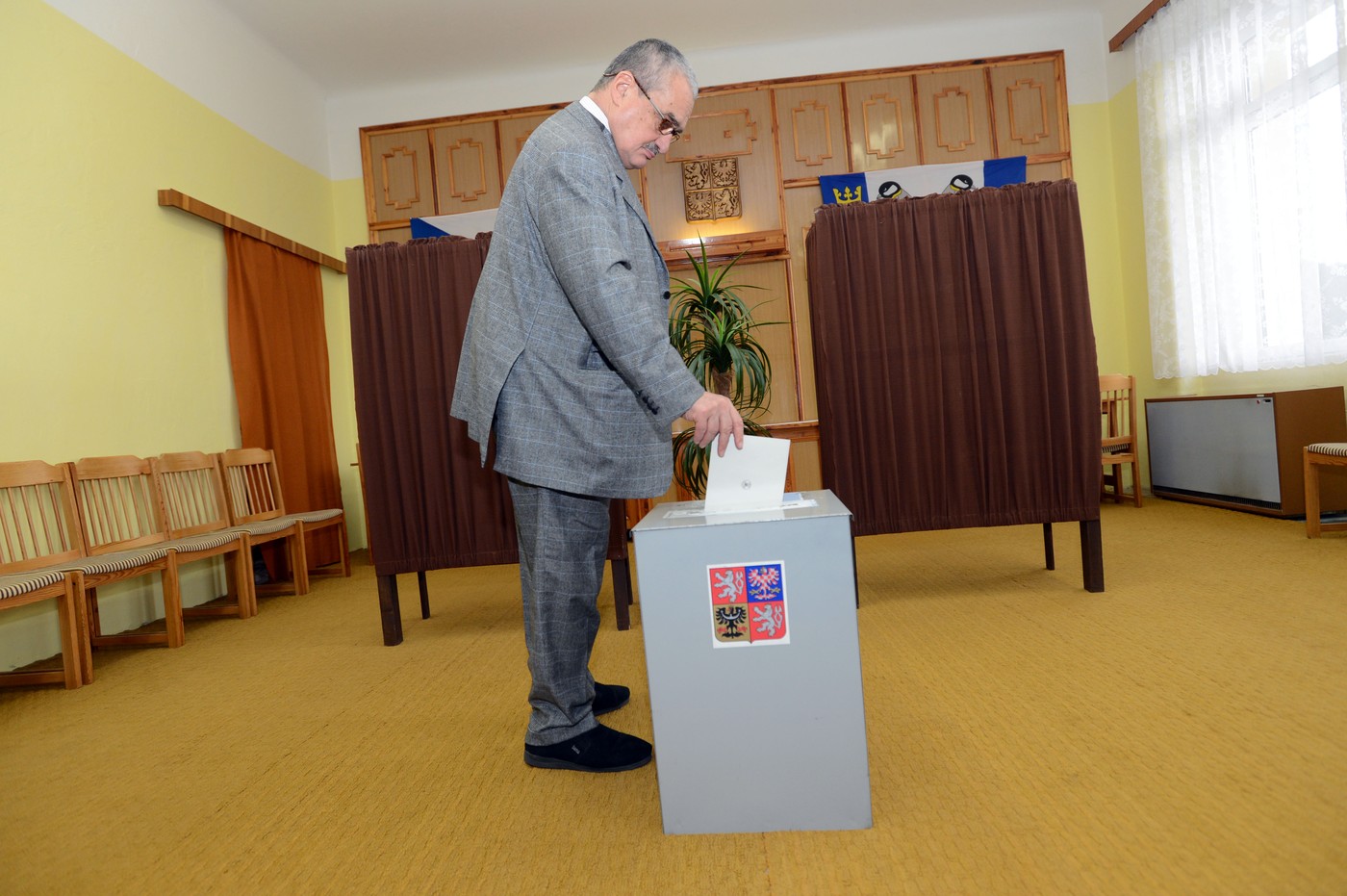 Zprávy dne: Voličský průkaz jen do 16:00, vláda přežila nedůvěru
