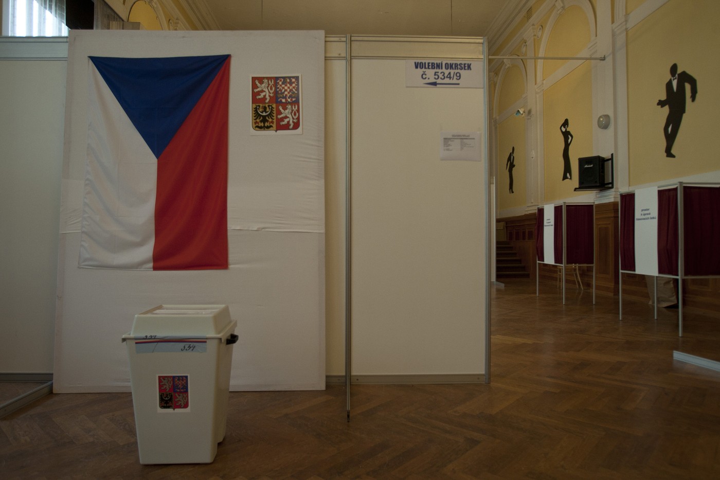 Zprávy dne: Volby začínají v pátek, Česko si připomíná oběti sokolů