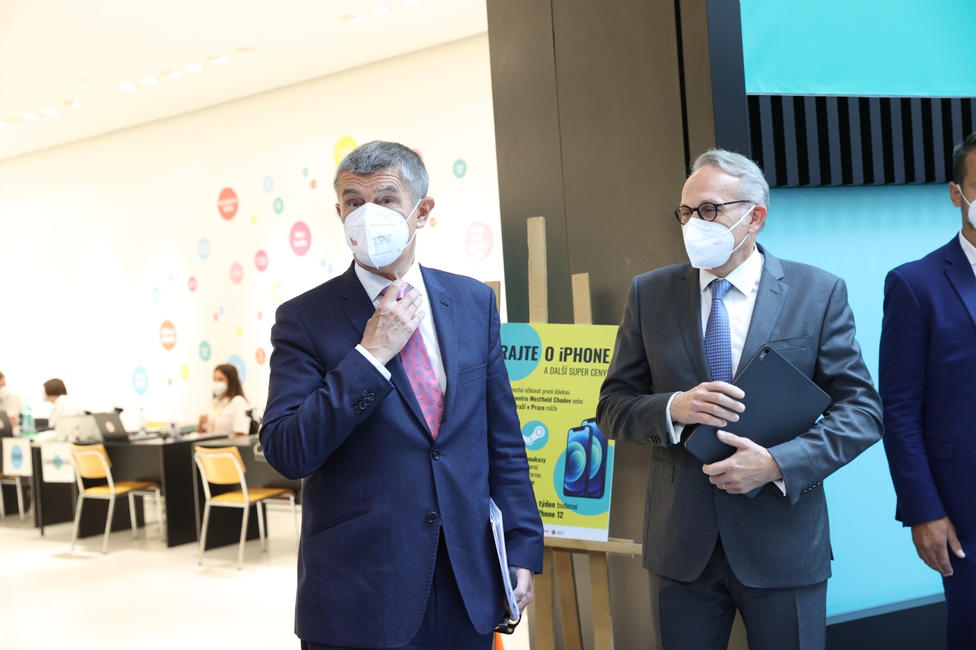 Zprávy dne: Babiš nestáhne zrušení poplatků, vláda řeší ceny paliv