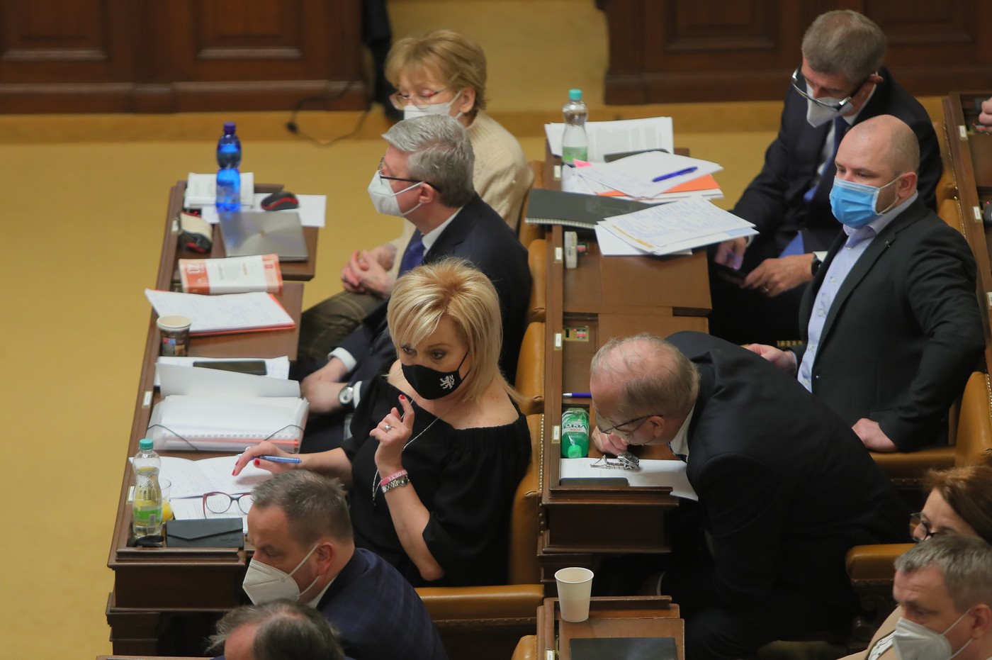Zprávy dne: Sněmovna se vrací k rozpočtu se schodkem 386 miliard