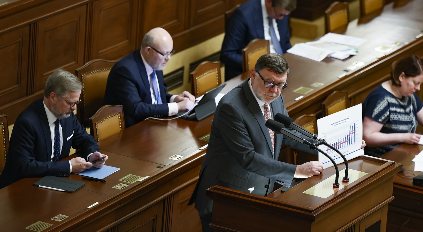 Zprávy dne: Rozpočet se schodkem 386 miliard, Pavel jako vyjednavač