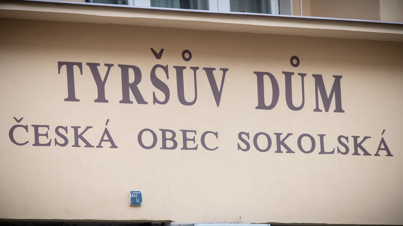 Česko si dnes připomíná oběti sokolů, večer se rozzáří sokolská světla