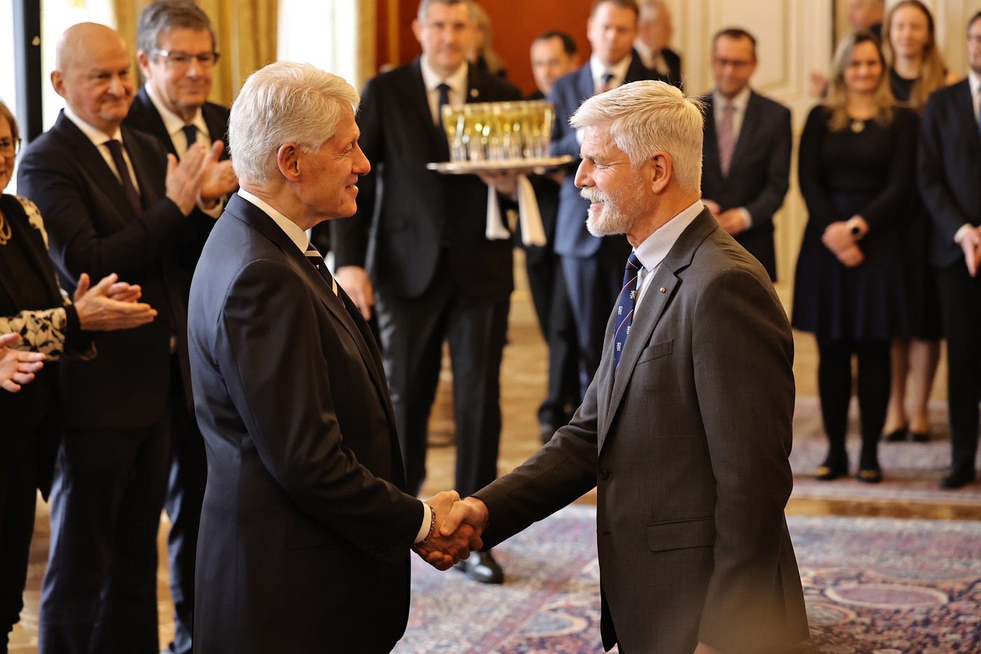 Zprávy dne: Pavel vyznamenal 51 osobností, školákům začaly prázdniny