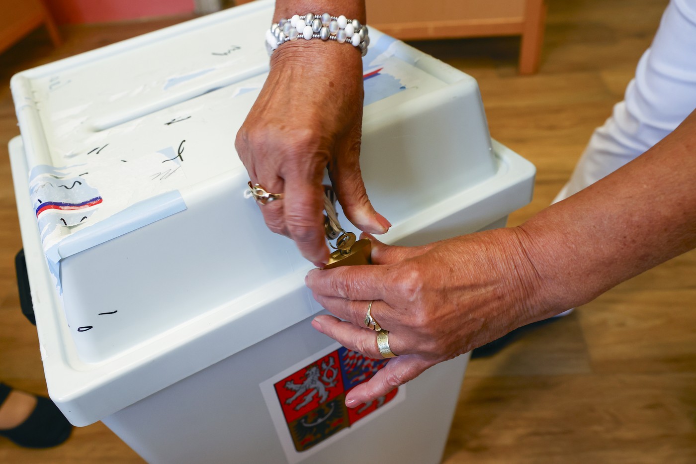 Zprávy dne: Voliči dostávají lístky, průzkumy před volbami končí