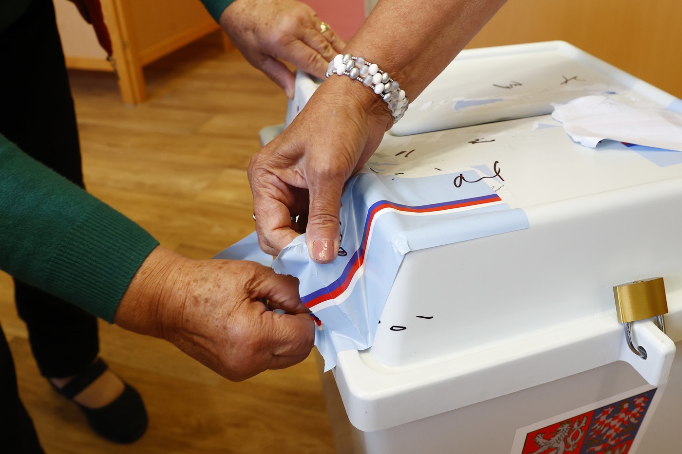 Kandidáti mohou odstoupit z&nbsp;voleb jen do 14:00, končí i&nbsp;lhůta na&nbsp;průkazy