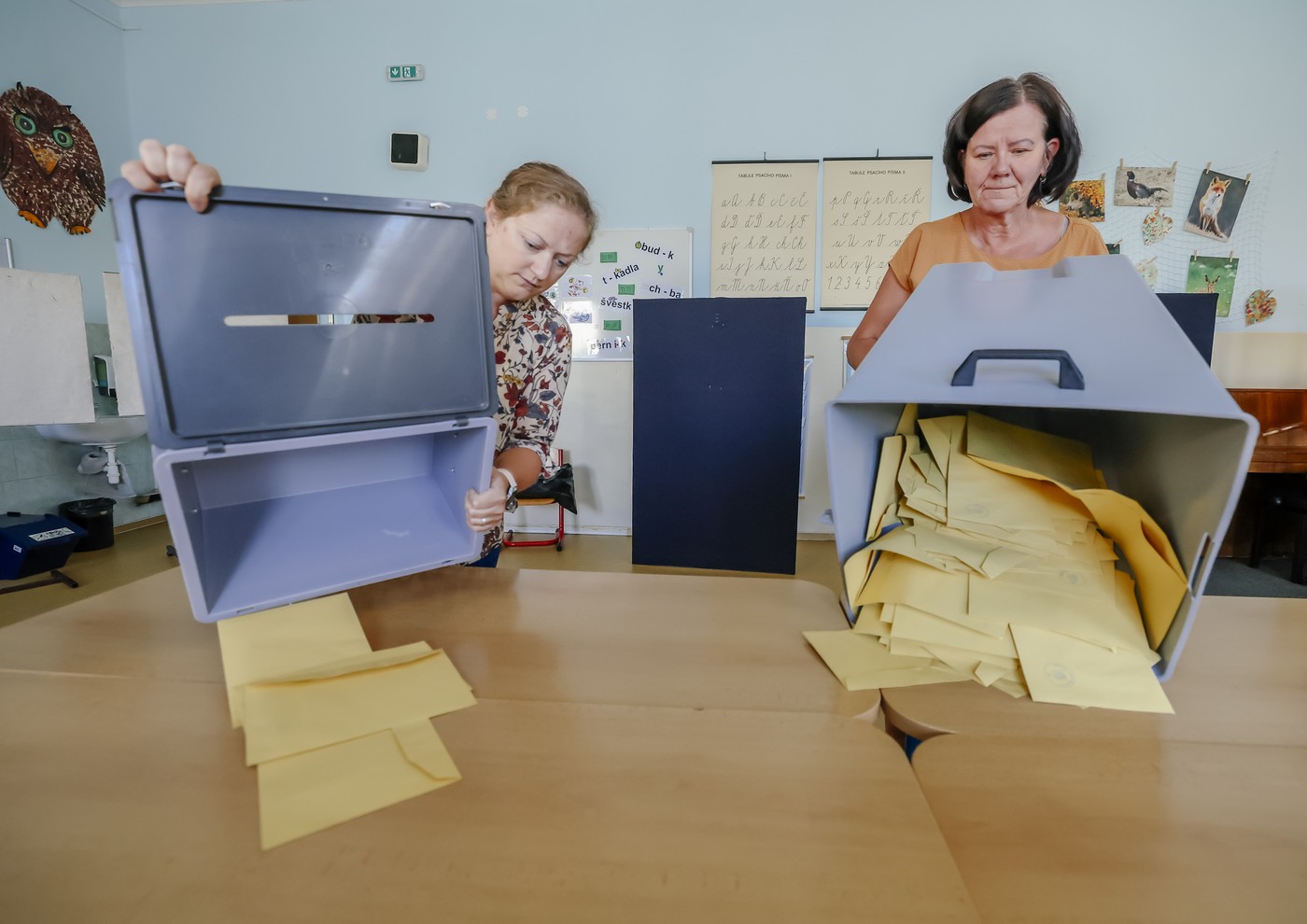 Zprávy dne: Senát ovládli Starostové, v Praze vyhrál STAN