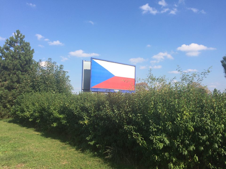 Dálnice lemují české vlajky. Co to má znamenat, ptají se řidiči