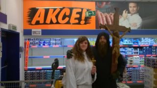 FOTO: Muž vyrazil na&nbsp;nákup do prodejny Lidl s&nbsp;velkým křížem v&nbsp;rukou