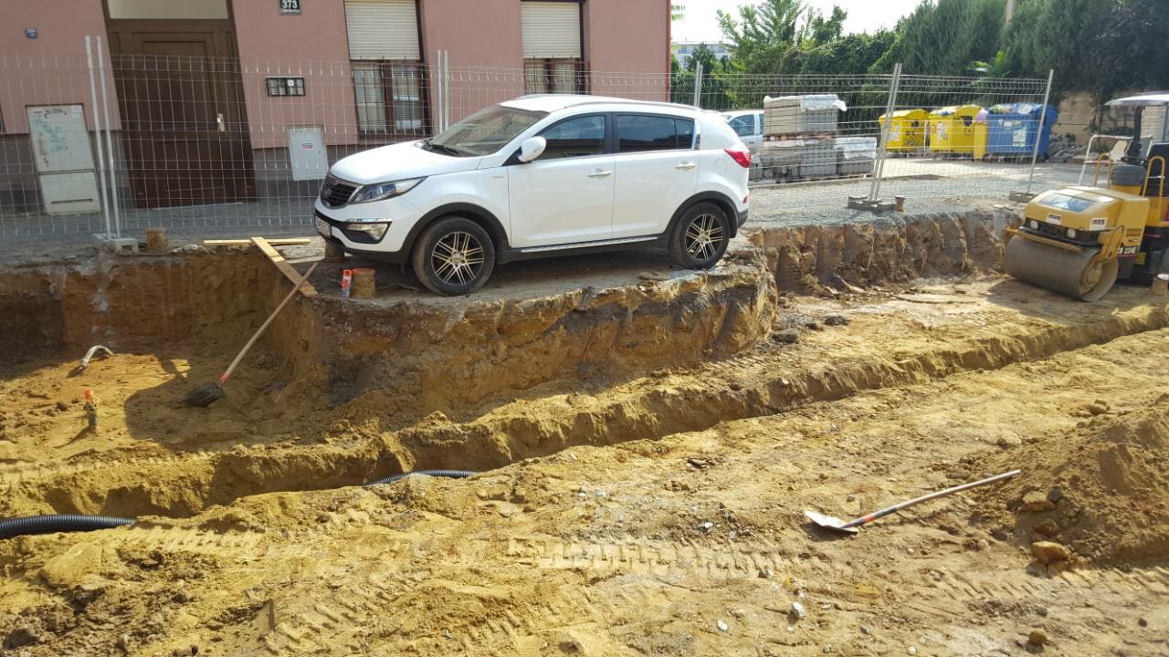 Foto z&nbsp;Brna baví Facebook. Dělníci obkopali auto, se kterým majitel neodjel