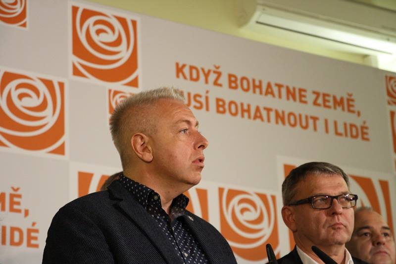 Na sjezdu ČSSD zazněl návrh stranu zrušit, nesklidil kladnou odezvu