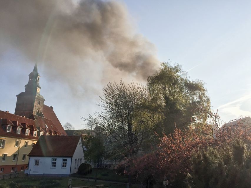 V Německu najel muž autem do radnice! Budova začala okamžitě hořet