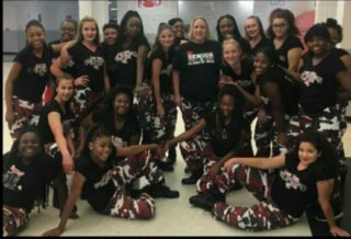 VIDEO: Učitelka, která se nelekne výzvy? Tahle! Pro&nbsp;své studenty šla do kolen