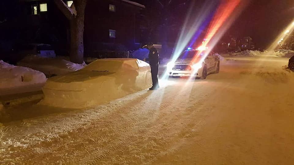 FOTO: Tak ten se povedl! Muž postavil auto ze sněhu, policie mu chtěla dát pokutu