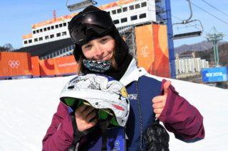 Žraloci a&nbsp;vtipné hlášky. Šárka Pančochová se na&nbsp;své helmě vyřádila