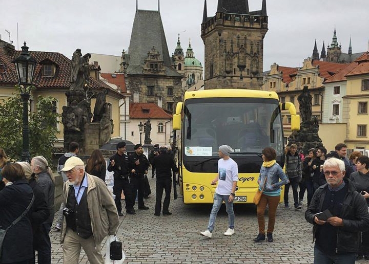 Co kdyby se jednalo o teroristický útok? Cizinec skončil s autobusem mezi lidmi na Karlově mostě