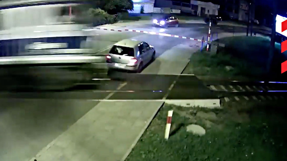 Centimetry od tragédie. Řidička projela závorami, jen těsně auto se čtyřmi lidmi minul vlak. VIDEO