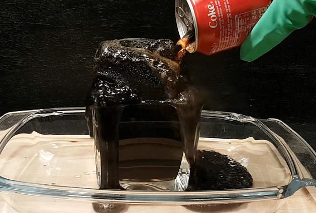Co se děje ve vašem žaludku poté, co vypijete kolu? VIDEO experimentu jen pro&nbsp;otrlé