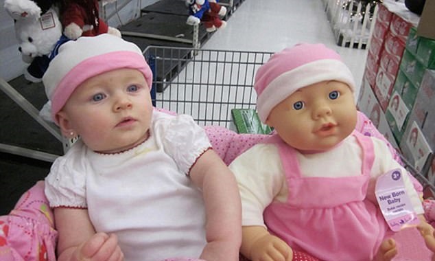 Děti, které jsou kopií svých hraček! Je to miminko, nebo panenka? Nejroztomilejší GALERIE