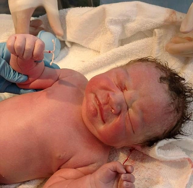 FOTO DNE: Ironie osudu? Snímek novorozence s antikoncepcí baví internet