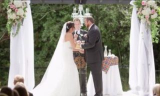 VIDEO: Ženich dal nevěstě před oltářem pořádnou facku. Důvod ho ale šlechtí!