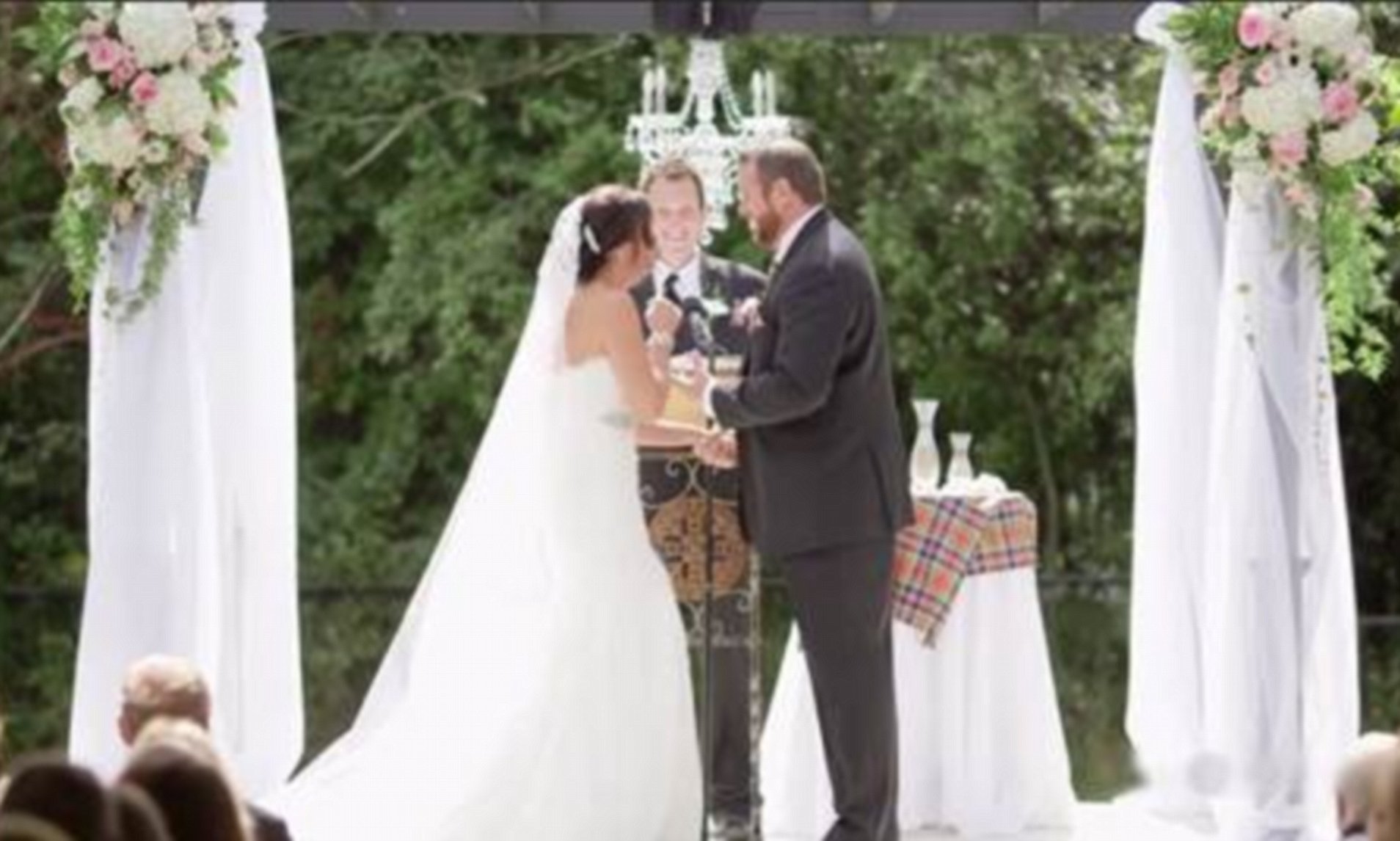 VIDEO: Ženich dal nevěstě před oltářem pořádnou facku. Důvod ho ale šlechtí!