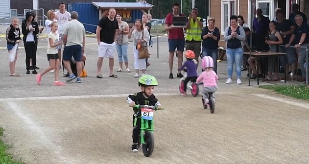 VIDEO: Chlapeček v&nbsp;zelené přilbě je jasným vítězem! Pár centimetrů od cíle ale udělá něco neuvěřitelného