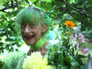 GALERIE: Důchodkyně je posedlá zelenou barvou! Dáma je na&nbsp;ní prý dokonce závislá