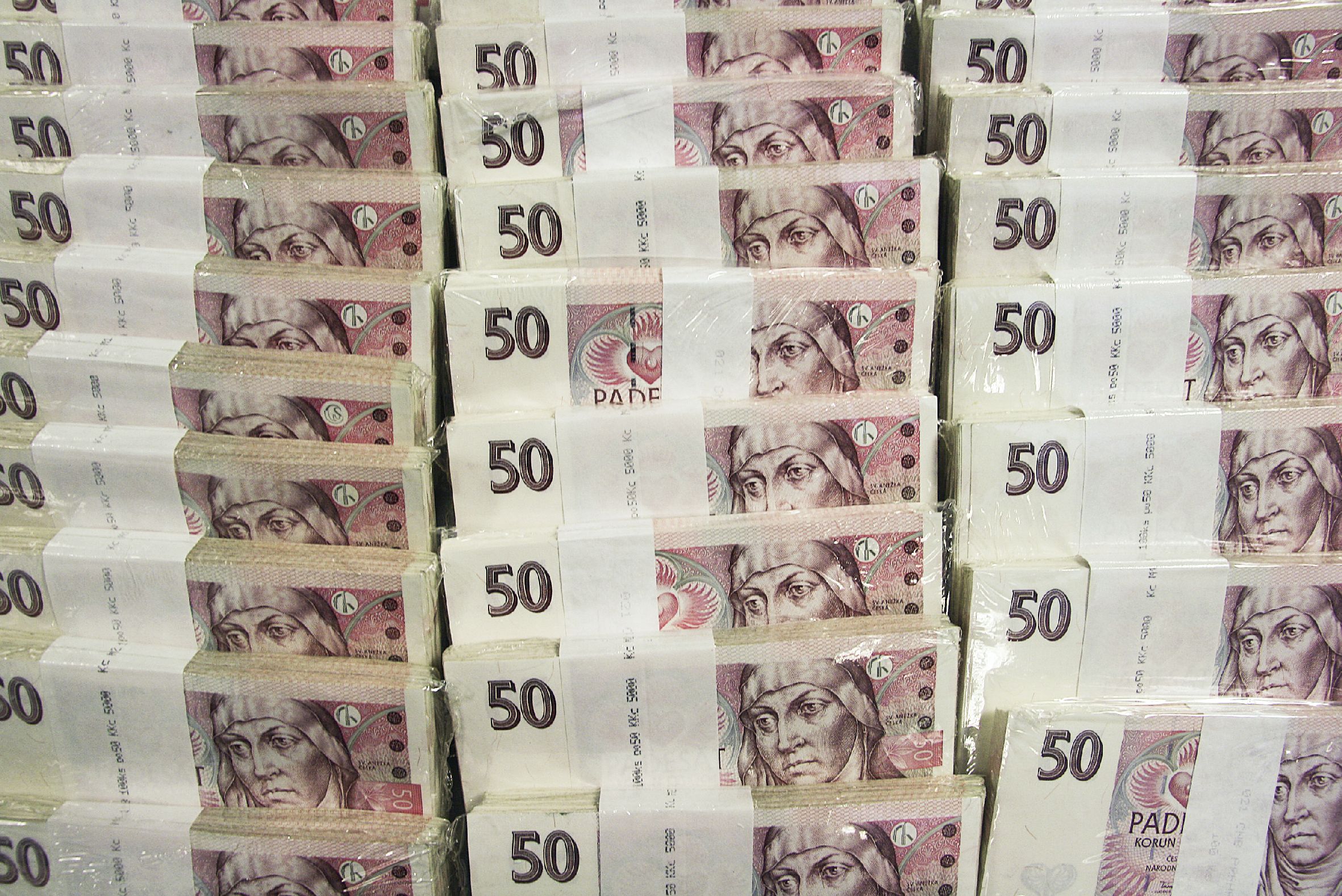 Poslední týdny na výměnu neplatných papírových padesátikorun. Chybí vám? ANKETA