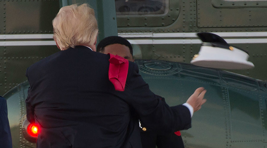 VIDEO: Trump bojoval s&nbsp;větrem! Mariňákovi se snažil nasadit čepici. Je z&nbsp;toho hit internetu!