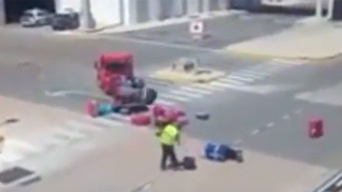 VIDEO: Skandální chování! Na letišti v oblíbené destinaci létaly kufry vzduchem
