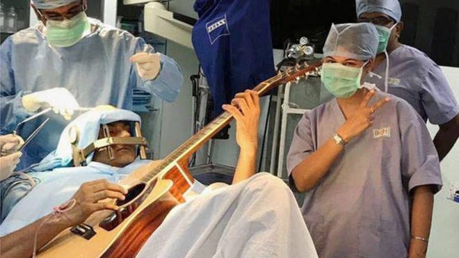 VIDEO: Muzikant hrál během operace mozku na kytaru