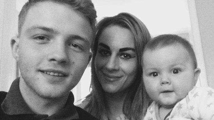 Mladík (16) ženě (30) nejdříve pomáhal se zahradou, dnes mají syna