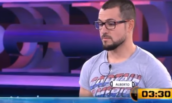 Tomuhle muži se teď směje celý internet! V&nbsp;soutěži odpověděl špatně, i&nbsp;když měl odpověď na&nbsp;tričku. VIDEO