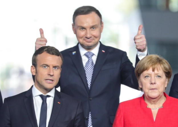 Nemístné chování prezidenta? Poláci se baví chováním Andrzeje Dudy na&nbsp;summitu NATO