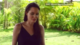 Angelina Jolie poprvé otevřeně o&nbsp;rozvodu. Slzy měla na&nbsp;krajíčku! VIDEO