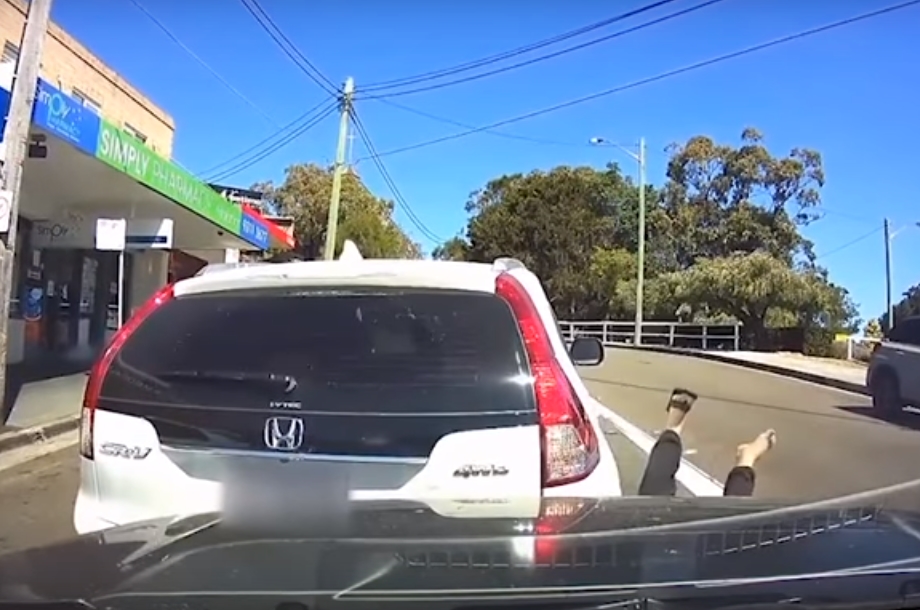 VIDEO: Naštvaný muž šel vynadat jinému řidiči, narazilo do něj ale vlastní auto