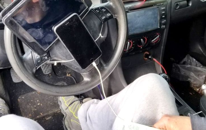 Muž řídil se sluchátky v&nbsp;uších. Neuvěříte, co policista našel v&nbsp;jeho autě