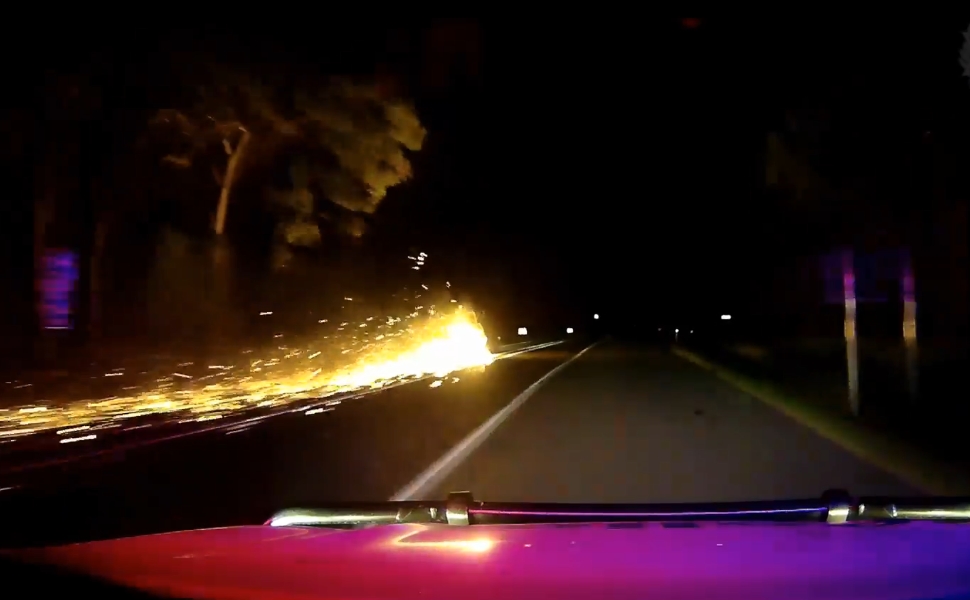 VIDEO: Rychle a&nbsp;zběsile! Za kamionem létaly jiskry, řidič odmítal zastavit