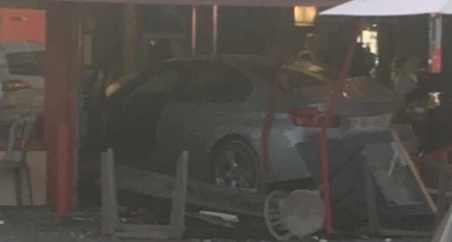 Auto u Paříže najelo do pizzerie. Zemřela osmiletá dívka, několik lidí zraněno
