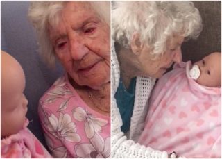 VIDEO: Dojemné! Babička trpící demencí zpívá panence, myslí si, že je to její vnučka