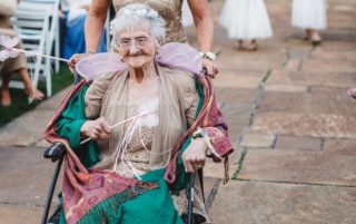 GALERIE: Kouzelněji už to nejde! Babička (86) vyrazila za družičku v&nbsp;kostýmu kouzelné víly