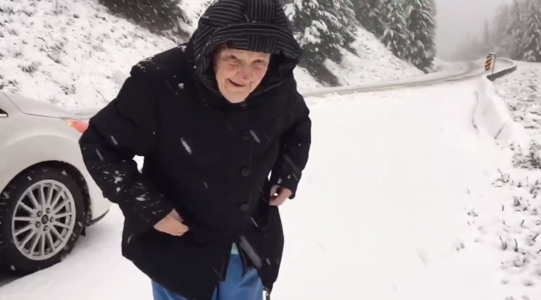 Tato stařenka (101) je jako z&nbsp;pohádky! Její smích vám zaručeně zlepší den! VIDEO