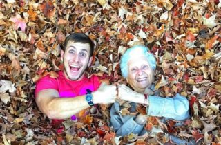 VIDEO: Vnuk s&nbsp;babičkou (91) jsou pro&nbsp;každou legraci. Internet je miluje!