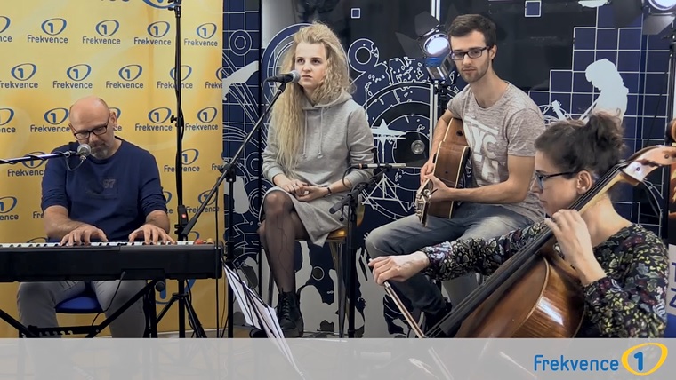 VIDEO: Balage Band zahráli na&nbsp;Frekvenci 1 skladbu Zeměkoule