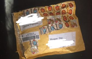 Žena si objednala čepici. Když balíček rozbalila, byla v&nbsp;šoku!