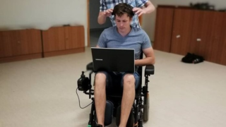 VIDEO: Ohromující vynález! Tenhle přístroj čte myšlenky, vyrobil ho student