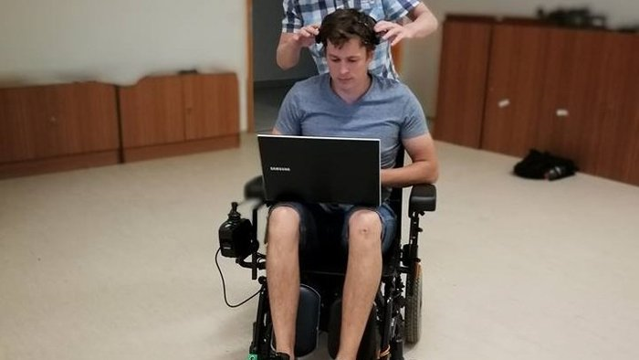 VIDEO: Ohromující vynález! Tenhle přístroj čte myšlenky, vyrobil ho student